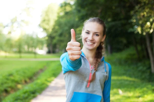 Smiling female fitness show thumbs up — Stock Photo, Image