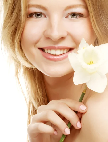 Menina adolescente com narciso flor — Fotografia de Stock