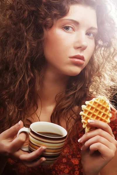 Femme avec café et biscuits — Photo