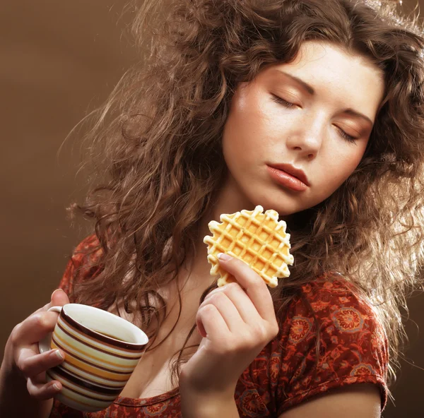 Vrouw met koffie en koekjes — Stockfoto