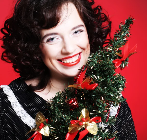 Mulher segurando árvore de natal — Fotografia de Stock