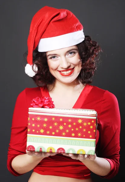 Vrouw met kerst geschenkdoos — Stockfoto