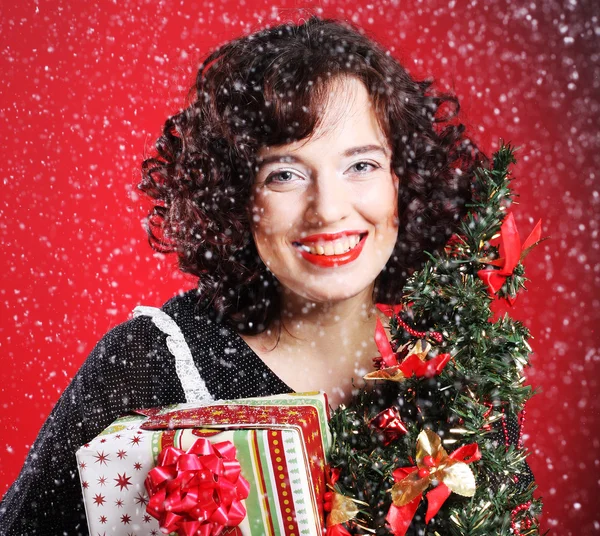 Mujer sosteniendo regalo y el árbol —  Fotos de Stock