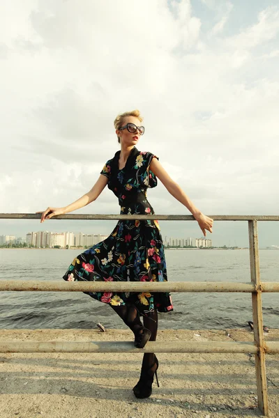 Young woman posing near the sea. — Stock Photo, Image