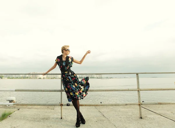 Young woman posing near the sea. — Stock Photo, Image