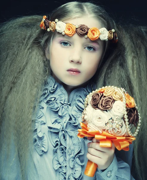 バラの花束を持つ女の子 — ストック写真
