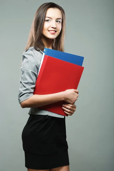 Lachende student vrouw met mappen — Stockfoto