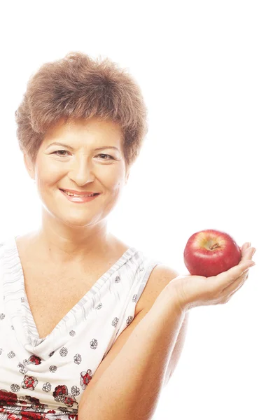 Reife lächelnde Frau mit Apfel — Stockfoto