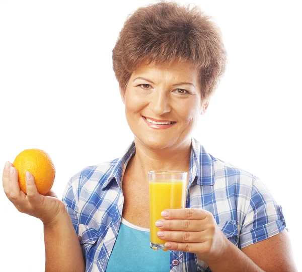 Starsza kobieta uśmiechający się z soku pomarańczowego — Zdjęcie stockowe