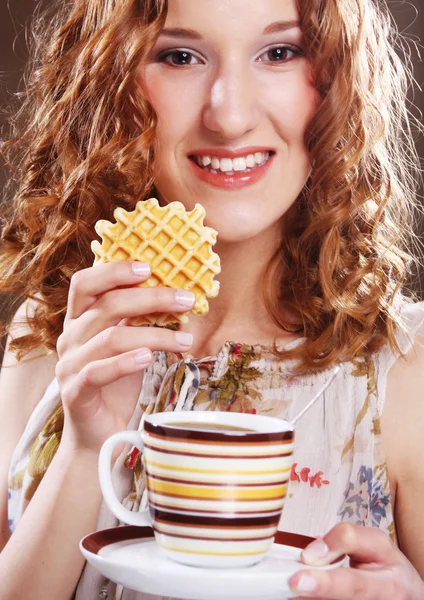 Femme avec café et biscuits — Photo