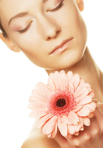Donna con fiore di gerbero — Foto Stock