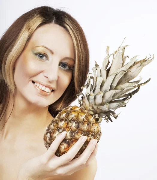 Mladá krásná žena s ananasem — Stock fotografie