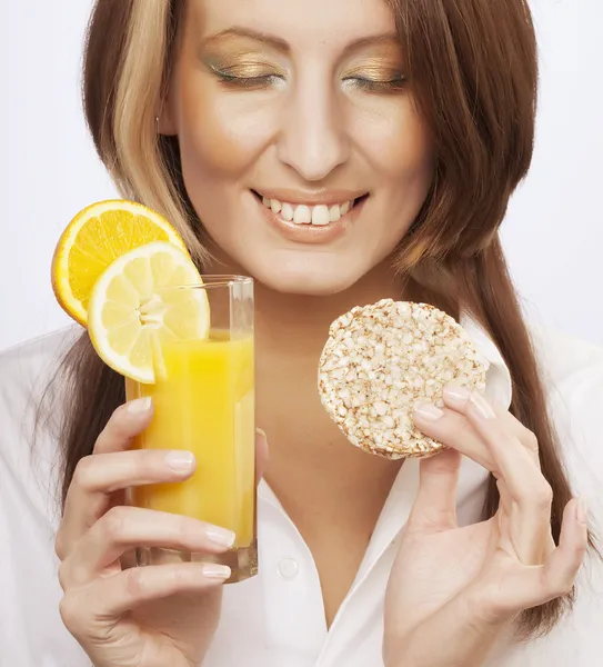 Donna con bicchiere di succo — Foto Stock