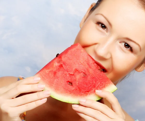 Kvinna anläggning vattenmelon — Stockfoto
