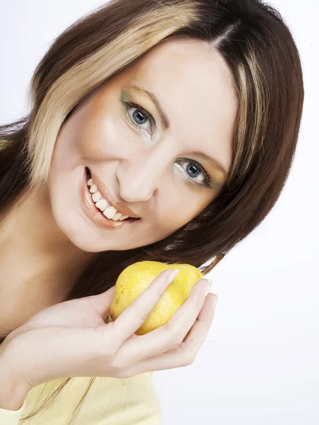 Mujer joven sosteniendo un limón — Foto de Stock