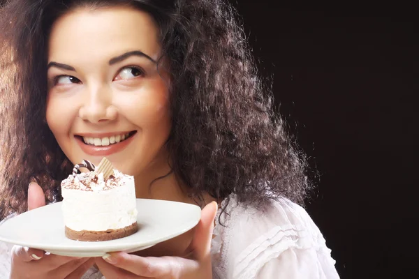 Junge Frau mit einem Kuchen — Stockfoto