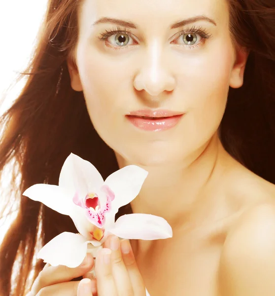 Hermosa mujer con flor de orquídea Fotos De Stock