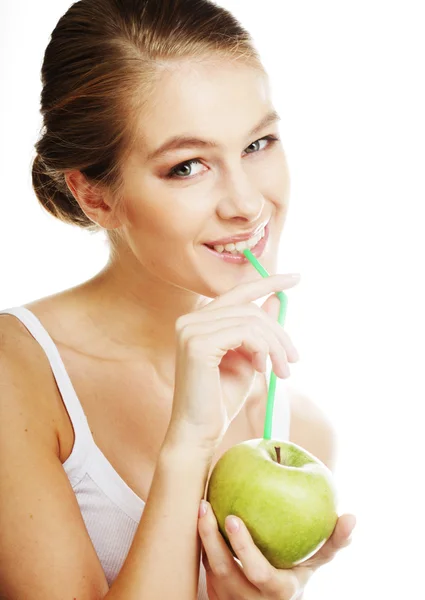 Glücklich lächelnde Frau mit Apfel und Strohhalm-Cocktail — Stockfoto