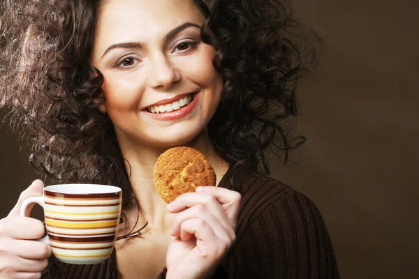 Mulher com café e biscoitos — Fotografia de Stock
