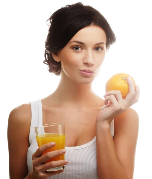 Frau hält Orangensaft in der Hand — Stockfoto