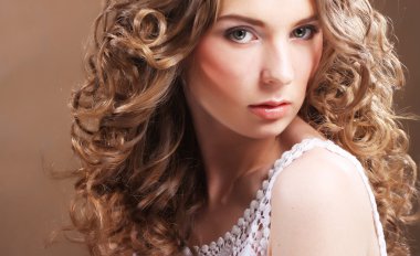 Kıvırcık saçlı genç kadın.