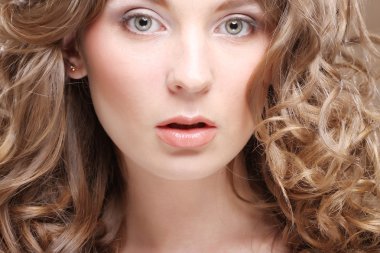 Kıvırcık saçlı genç kadın.