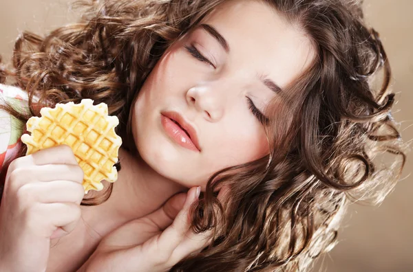 Chica de belleza con galleta — Foto de Stock