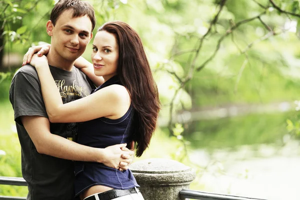 Pareja caminando en un puente en el parque — Foto de Stock