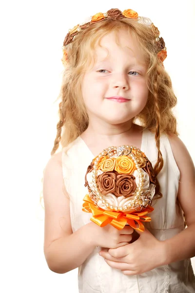 Piccola principessa in posa con bouquet — Foto Stock