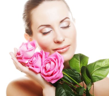 Pembe gülleri olan kadın