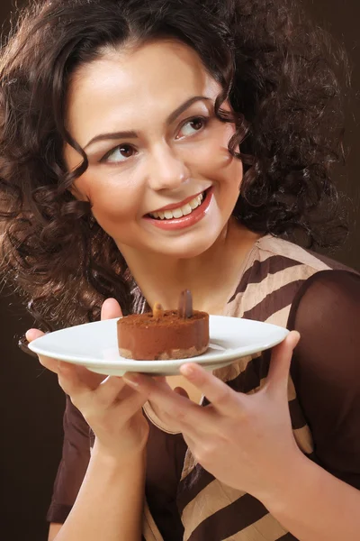 Jeune femme avec un gâteau — Photo