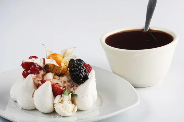 Cup of coffee and white cake — Stock Photo, Image