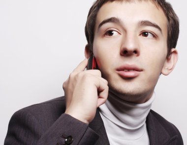 telefon görüşmesi genç iş adamı