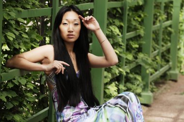 Asyalı kadın bankta oturan