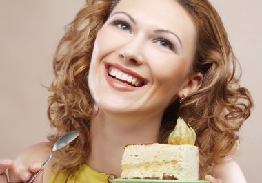 lezzetli pasta kadar tutan genç kadın