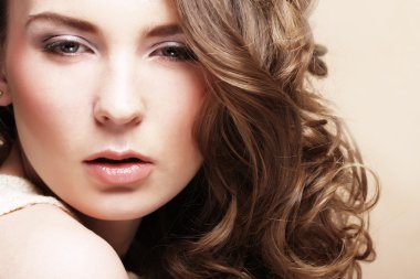 Kıvırcık saçlı genç kadın.