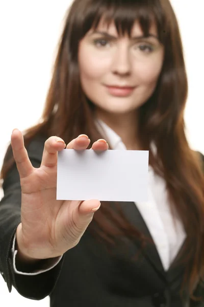 Vänlig kvinna håller ett visitkort och leende — Stockfoto