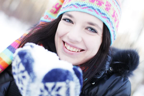 Mujer en el parque de invierno, soplando nieve juguetonamente — Foto de Stock