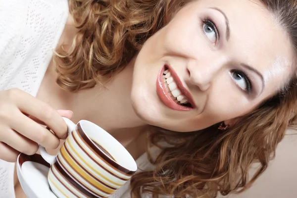 Krásná stylová holka pití kávy — Stock fotografie
