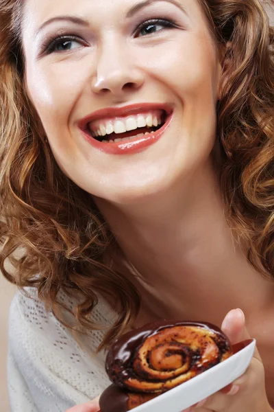 Lachende Frau mit Kuchen — Stockfoto