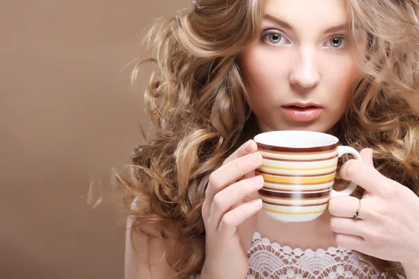 Young pretty woman drinking coffee — Stock Photo, Image