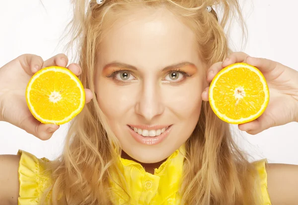 Retrato en mujer joven y saludable con naranja — Foto de Stock