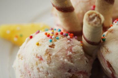 Mangolu çilekli dondurma.