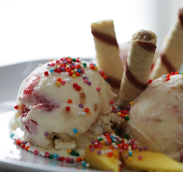 Strawberry ice cream — Stock Photo, Image