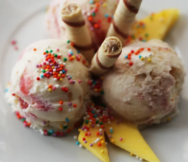 Strawberry ice cream — Stock Photo, Image