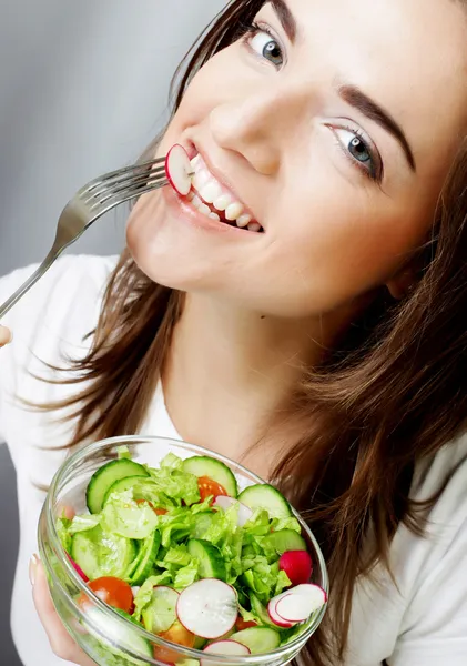 Mulher feliz comendo salada — Fotografia de Stock