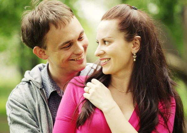 Retrato de pareja de amor abrazando al aire libre en el parque —  Fotos de Stock