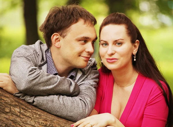 Närbild porträtt av leende unga par i kärlek — Stockfoto