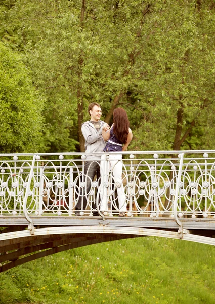 Pareja joven dando un paseo — Foto de Stock