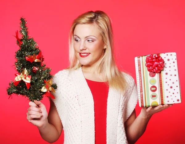 Mujer sosteniendo regalo y el árbol —  Fotos de Stock